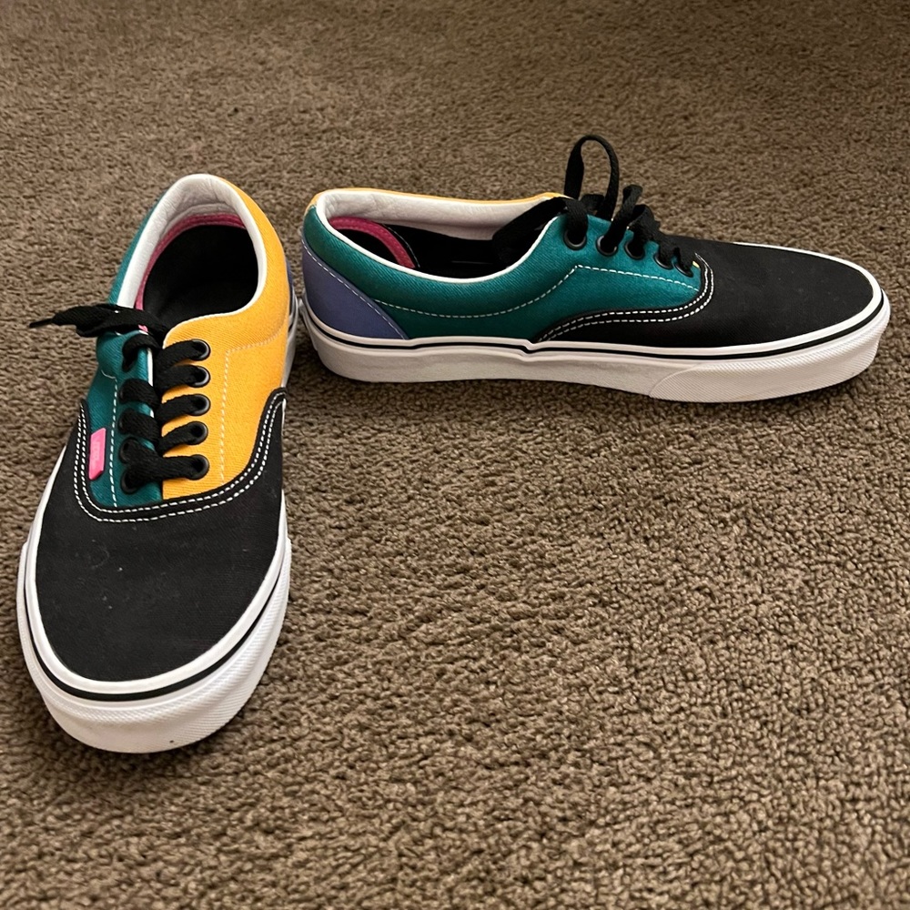 VANS UNISEX MULTI COLOR SIZE F: 8 & M: 6.5